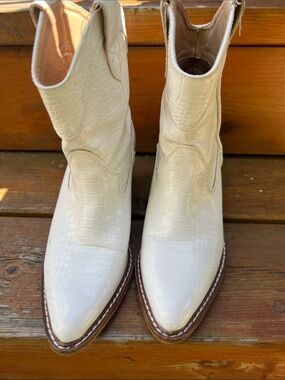 Women's Cream Croc-Embossed Lace-Up Western Ankle Boots